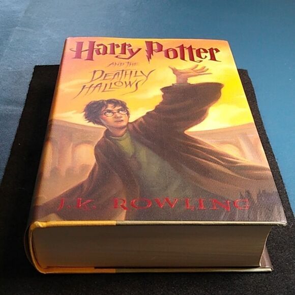 Harry Potter and the Deathly Hallows JK Rowling 2007 Book - Picture 1 of 8